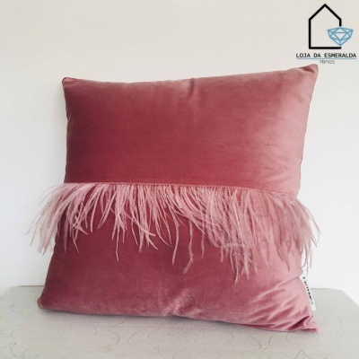 Almofada rosa de veludo com penas decorativas