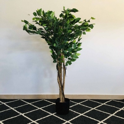 Planta artificial de troncos castanhos e folhas verdes em vaso preto