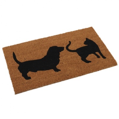 Tapete de entrada castanho claro com silhuetas pretas de cão e gato