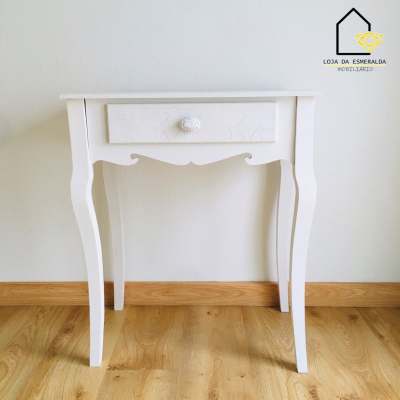 Mesa de apoio branca com gaveta gravada floral em madeira