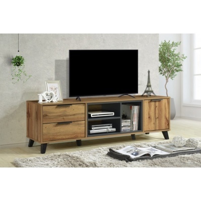 Móvel TV madeira com gavetas, compartimento aberto e porta, decorado com objetos e plantas.