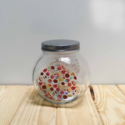 Frasco de vidro redondo com tampa metálica e padrão colorido dentro