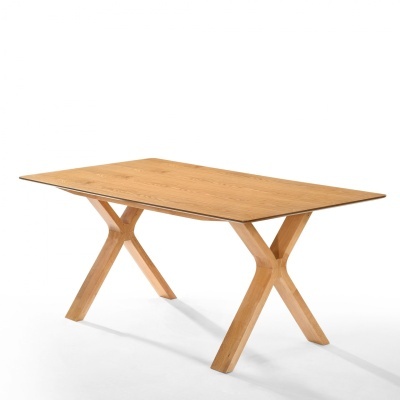 Mesa de madeira clara retangular com pernas em X