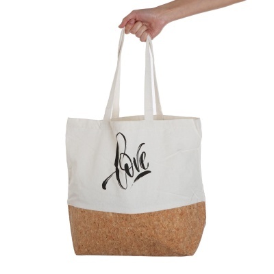 Tote bag branco com base em cortiça e escrita 'love'
