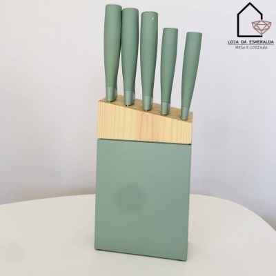 Conjunto cinco facas com cabos verdes em suporte de madeira claro e base verde