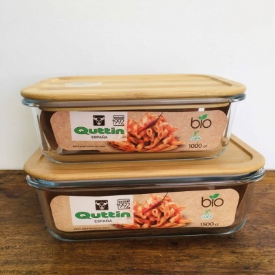 Recipientes de vidro com tampas de bambu para alimentos com etiquetas Quttin e capacidades indicadas