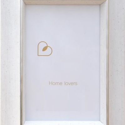 Moldura branca rústica com texto 'Home lovers' e ícone dourado
