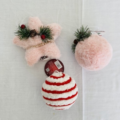 Enfeites de Natal em tecido cor-de-rosa e branco com decoração de pinheiro e riscas vermelhas