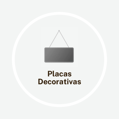 Placa decorativa retangular cinza pendurada com texto Placas Decorativas