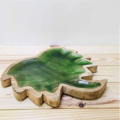 Tabuleiro decorativo de madeira em forma de folha com resina verde
