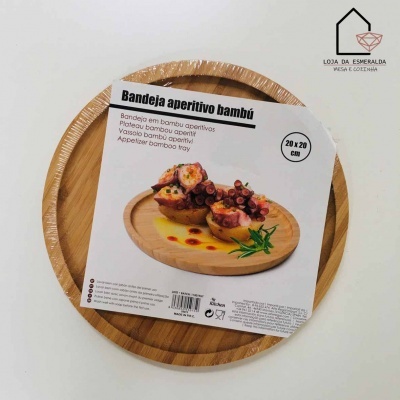 Bandeja redonda de bambu para aperitivos com embalagem branca e texto multilingue