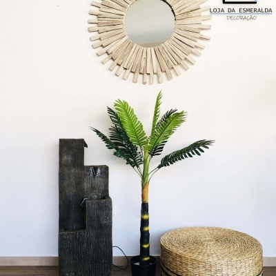 Conjunto de decoração com espelho redondo de madeira, planta artificial, escultura preta e puff de fibras naturais