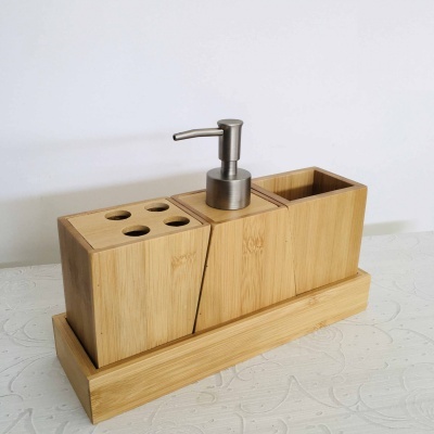 Organizador de casa de banho em madeira com dispensador e suporte para escovas.