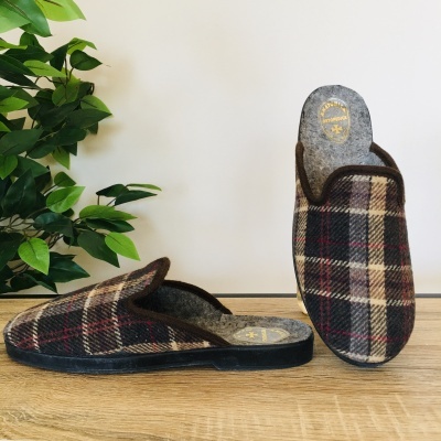Pantufas masculinas xadrez em tons cinza e castanho com sola preta