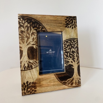 Moldura de madeira com gravuras de árvores e suporte para fotografia