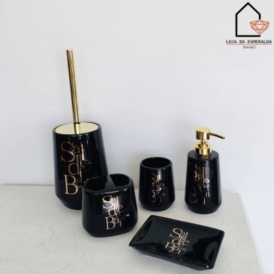 Conjunto preto com letras douradas para casa de banho