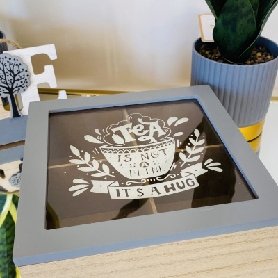 Caixa de madeira com tampa decorada e planta num vaso azul