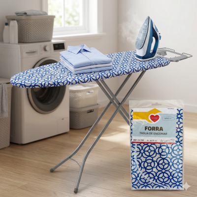 Tábua de engomar com capa azul e branca e ferro de engomar em ambiente de lavandaria