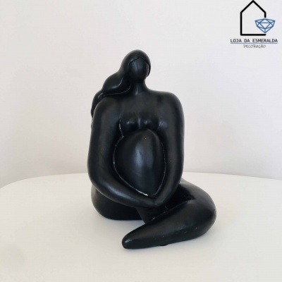 Escultura decorativa preta de figura feminina estilizada sentada