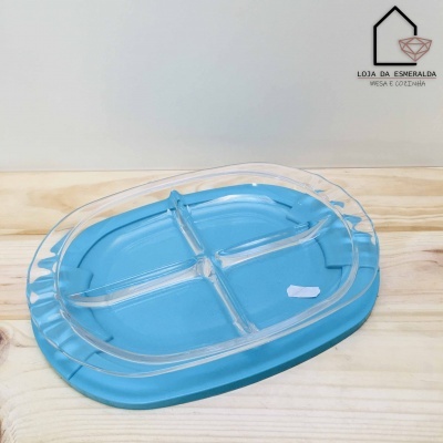 Prato plástico azul com tampa transparente dividido em quatro compartimentos
