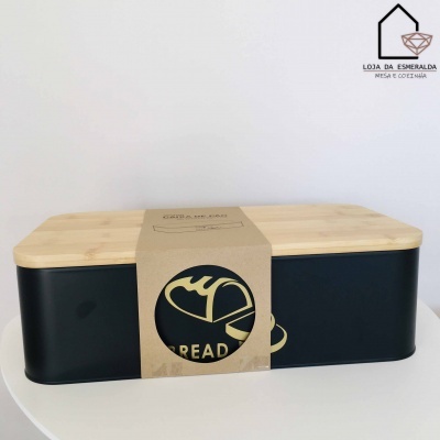 Presa de pão preta com tampa de madeira clara e etiqueta com texto BREAD