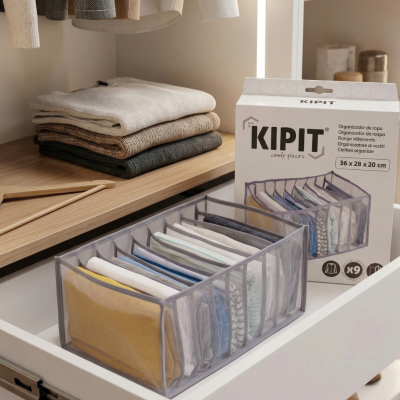 Organizador de roupa KIPIT cinzento numa gaveta branca com roupa dobrada e caixa do produto ao lado
