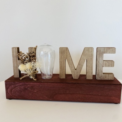 Decoração com letras de madeira e lâmpada em base de madeira