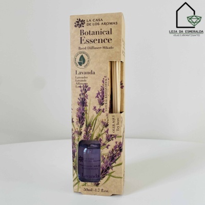 Aromatizador de ambiente com frasco roxo e embalagem bege com ramos de lavanda