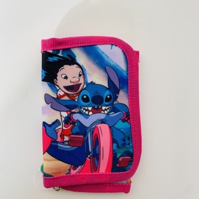 Carteira infantil com imagem de Stitch e menina em moto, bordas rosa