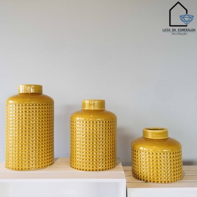 Três vasos amarelos em cerâmica com relevo quadrado
