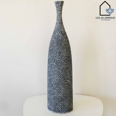 vaso decorativo alto cinzento com padrão de ondas