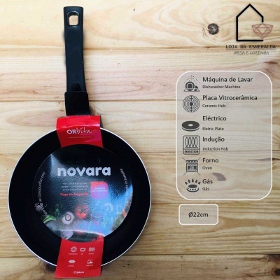 Frigideira preta Novara com cabo preto e etiquetas vermelhas sobre fundo de madeira clara e lista de características