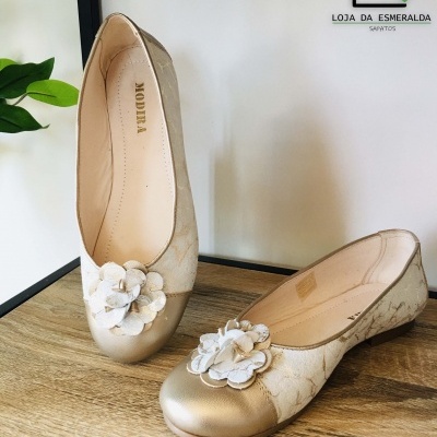 Sapatos flats femininos bege claro com decoração de flores e detalhe dourado