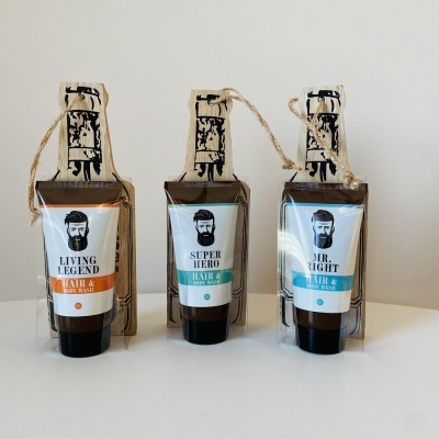 Três tubos de produtos para cabelo masculino com embalagens e cordão de juta