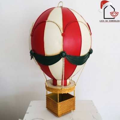 Balão decorativo vermelho, branco e verde com cesta castanha