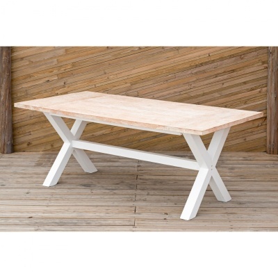 Mesa de madeira clara com pés brancos em ambiente de madeira