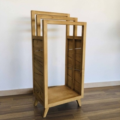 Móvel de madeira natural com estrutura aberta e pernas inclinadas