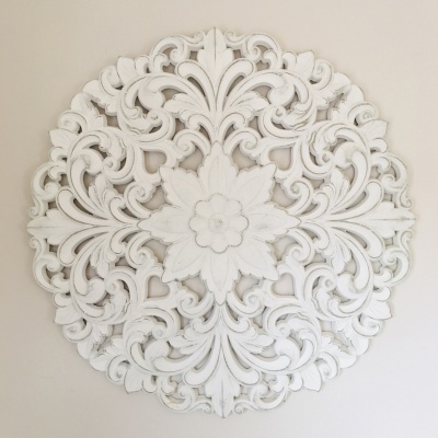 Mandala decorativa branca em madeira com padrão floral e arabescos