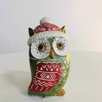 Estatueta decorativa de coruja com gorro natalício vermelha e branca