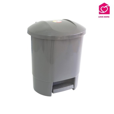 Lixeira cinzenta de plástico com tampa e pedal para abrir