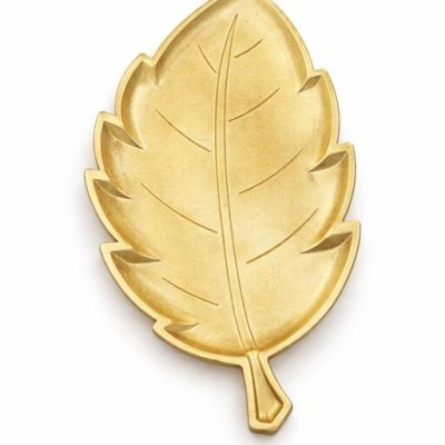 Prato decorativo dourado em forma de folha