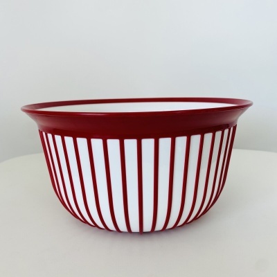 Taça de plástico branca com riscas vermelhas e borda vermelha