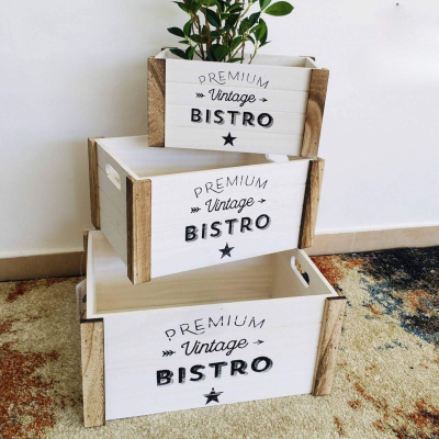 Caixas de madeira brancas com cantos naturais e texto Preto Vintage Bistro, com planta dentro