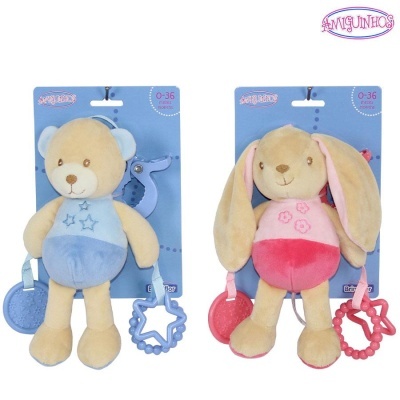 Dois brinquedos de peluche para bebés, urso azul e coelho rosa, com acessórios de plástico em cartão azul