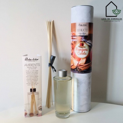 Difusor de aromas Mikado com palitos de madeira, embalagem cilíndrica, folheto informativo e logótipo da loja