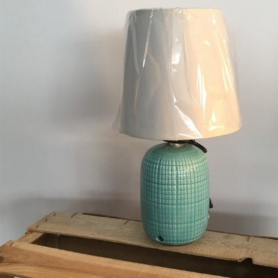 Candeeiro de mesa com base cerâmica verde azulada e abat-jour branco em plástico