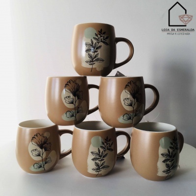 Seis canecas castanhas com padrões florais sobre superfície branca