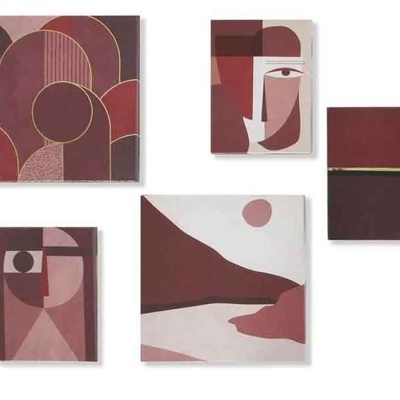 Cinco quadros abstratos em tons de vermelho e rosa com padrões geométricos e rostos estilizados