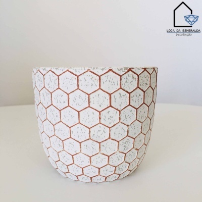 Vaso cerâmico branco com padrão hexagonal castanho