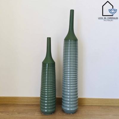 Dois vasos cerâmicos verdes texturizados em chão de madeira